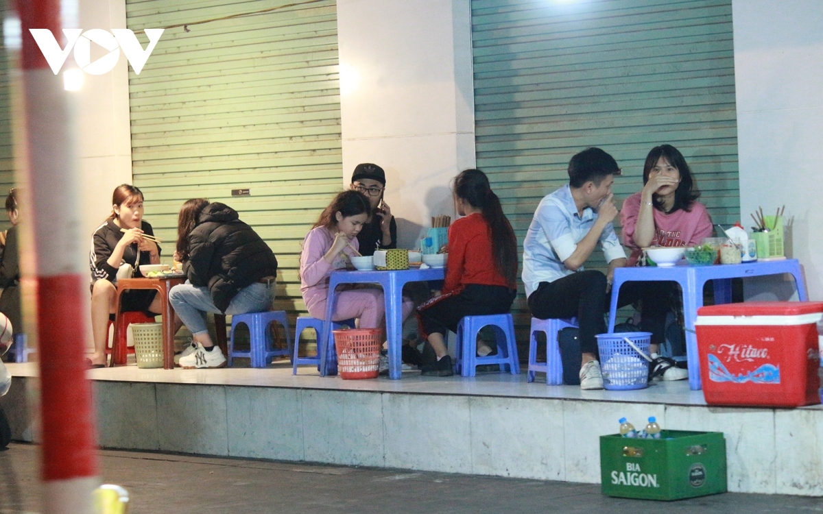 Quán trà đá, quán ăn vỉa hè ở Hà Nội ngang nhiên hoạt động: Chính quyền cơ sở có hay?
